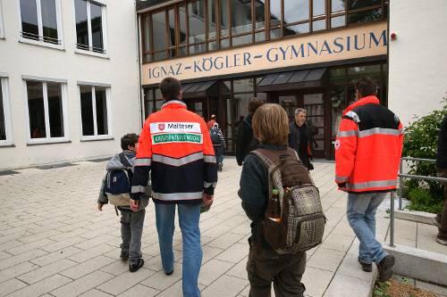 Mitarbeiter des Kriseninterventionsteams kümmern sich um Schüler.