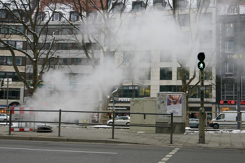 Die Sonnenstraße ist am Montagmorgen überflutet worden. Die Bilder vom Einsatz