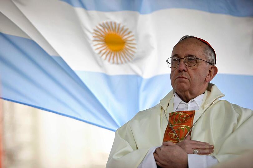 Der erste Mann aus Südamerika. Kardinal Jorge Bergoglio 2009 vor einer argentinischen Flagge bei einer Messe in Buenos Aires.