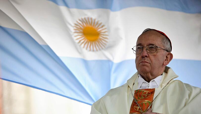 Der erste Mann aus Südamerika. Kardinal Jorge Bergoglio 2009 vor einer argentinischen Flagge bei einer Messe in Buenos Aires. Der erste Mann aus Südamerika. Kardinal Jorge Bergoglio 2009 vor einer argentinischen Flagge bei einer Messe in Buenos Aires.