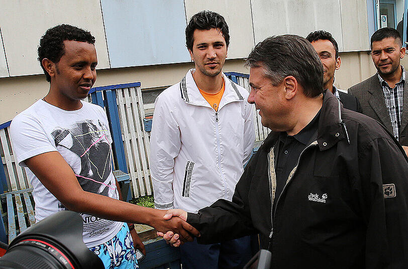 Bundeswirtschaftsminister Sigmar Gabriel besucht am 31.07.2015 eine Flüchtlingsunterkunft in Wolgast.