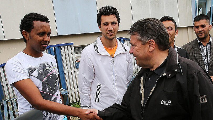 Bundeswirtschaftsminister Sigmar Gabriel besucht am 31.07.2015 eine Flüchtlingsunterkunft in Wolgast. Bundeswirtschaftsminister Sigmar Gabriel besucht am 31.07.2015 eine Flüchtlingsunterkunft in Wolgast.