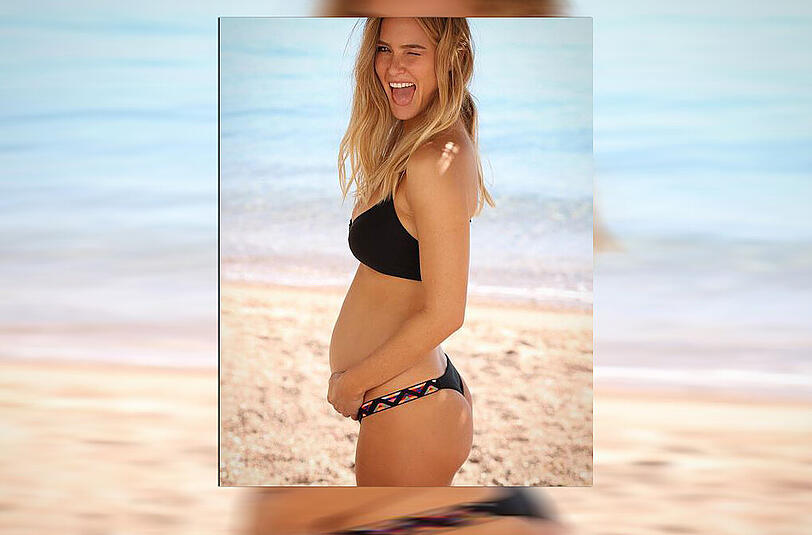 Bar Refaeli erwartet 2016 ihr erstes Kind. Auf diesem Bild kann man bereits einen kleinen Babybauch erkennen.