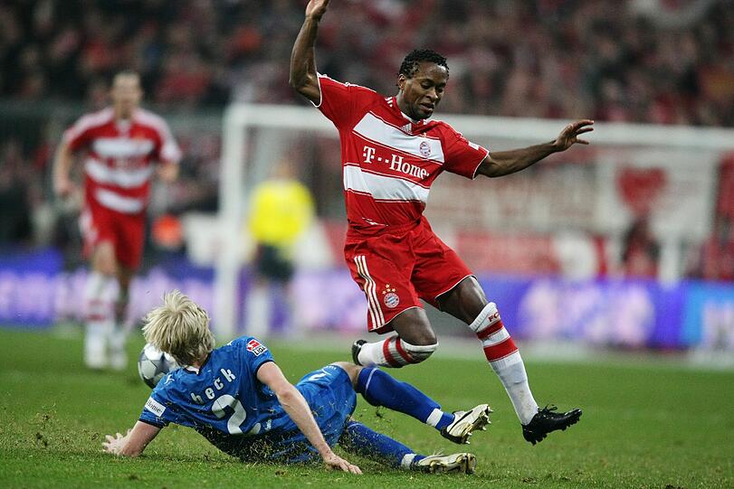 Heiß ging's her beim Spiel in der Saison 2008/09: hier beackern sich Bayerns Ze Roberto und Andres Beck.