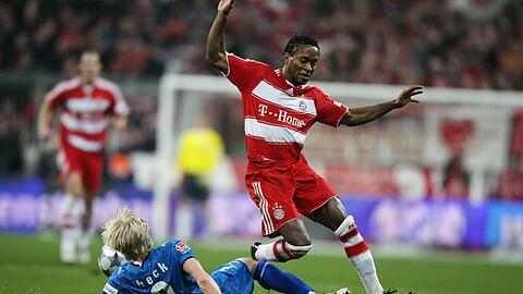 Heiß ging's her beim Spiel in der Saison 2008/09: hier beackern sich Bayerns Ze Roberto und Andres Beck.