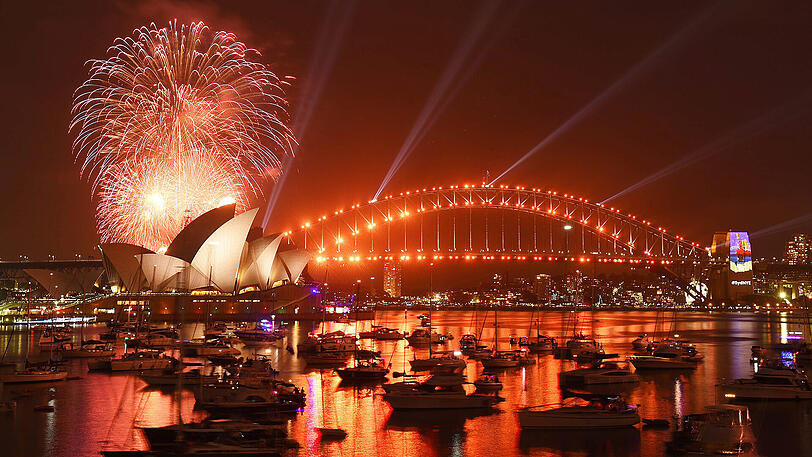Willkommen 2017! Australien begrüßt das neue Jahr: Im Hafengelände der australischen Metropole Sydney rund um das berühmte Opernhaus versammelten sich mehr als eine Millionen Menschen, um den besten Blick auf das Feuerwerksspektakel zu haben.