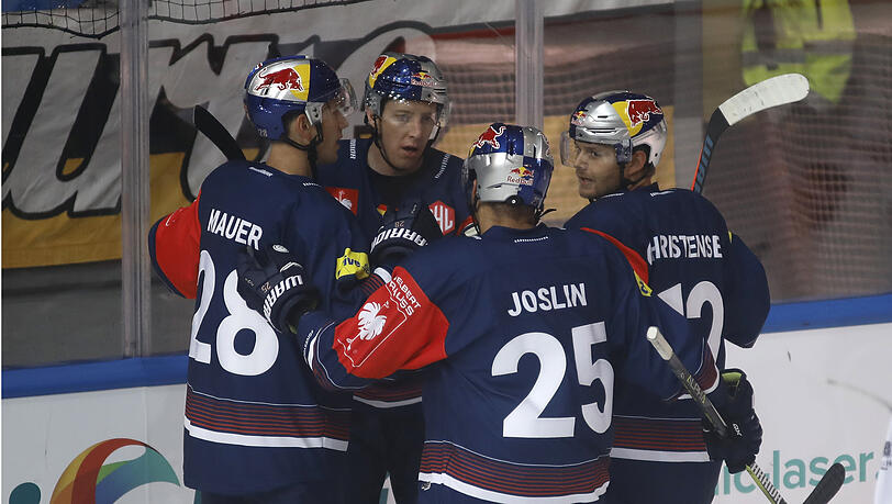Der EHC jubelt nach einem Treffer von Mark Voakes. Der EHC jubelt nach einem Treffer von Mark Voakes.