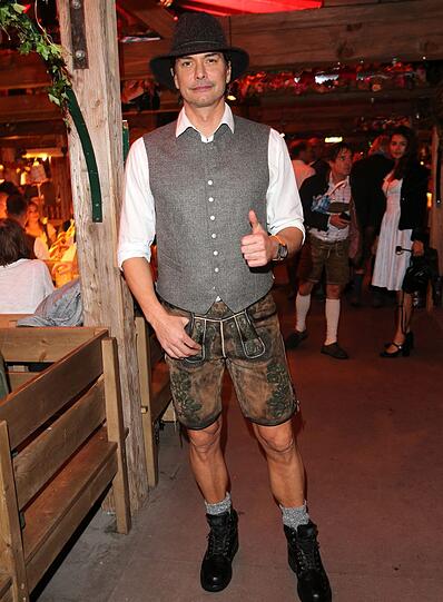 Top: Marcus Schenkenberg als Bilderbuch-Beau mit Hut.
