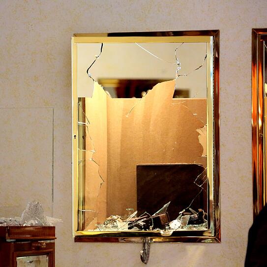 Brutaler Überfall auf Chopard-Filiale: So schlimm sieht es in dem Juwelier in der Maximilianstraße aus.