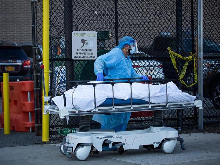 Ein medizinischer Mitarbeiter überführt den Leichnam eines Coronavirus-Opfers in New York.