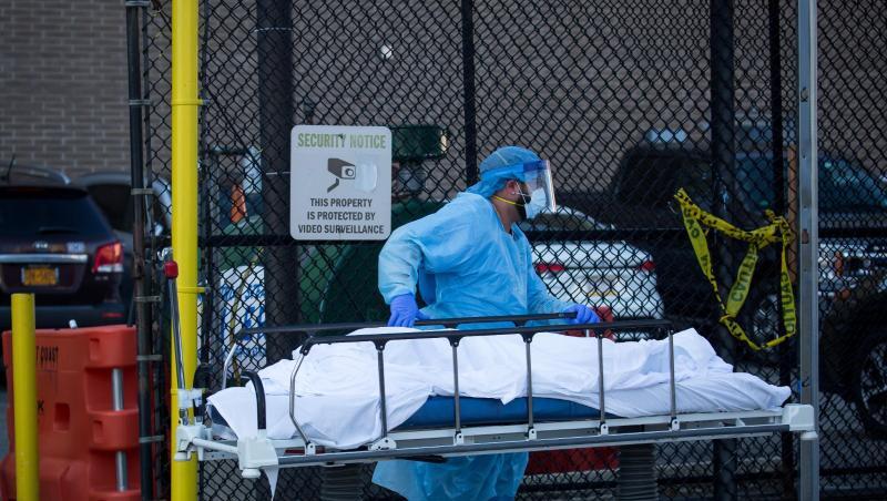 Ein medizinischer Mitarbeiter überführt den Leichnam eines Coronavirus-Opfers in New York. Ein medizinischer Mitarbeiter überführt den Leichnam eines Coronavirus-Opfers in New York.