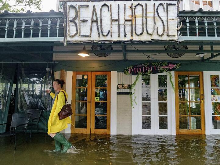 Aimee Cutter, Besitzerin des "Beach House", vor ihrem Restaurant im Wasser. Den Bundesstaat Louisiana erwarten große Regenmengen und Sturmfluten.