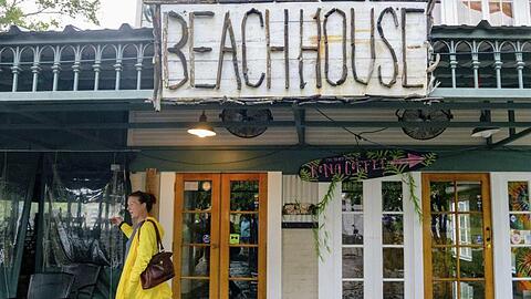 Aimee Cutter, Besitzerin des "Beach House", vor ihrem Restaurant im Wasser. Den Bundesstaat Louisiana erwarten große Regenmengen und Sturmfluten.