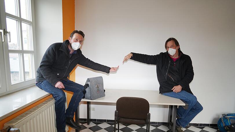 Hier sollen Künstler einziehen, fordern Leo Agerer (l.) und Christian Schnurer in der leerstehenden Wohnung.