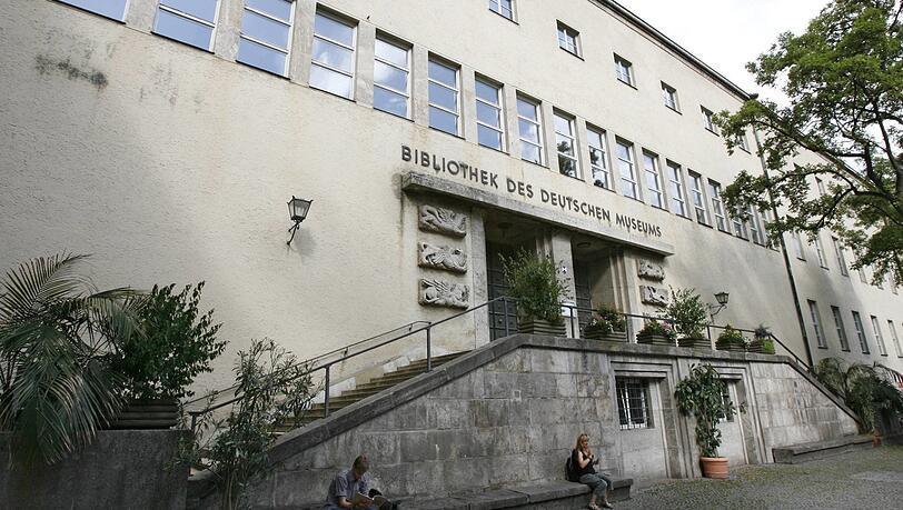 Die Bibliothek des Deutschen Museums hat jeden Tag geöffnet, und hier findet man im Lesesaal oft einen freien Platz. Man erreicht die Bibliothek über den Innenhof des Museums. Die Bibliothek des Deutschen Museums hat jeden Tag geöffnet, und hier findet man im Lesesaal oft einen freien Platz. Man erreicht die Bibliothek über den Innenhof des Museums.