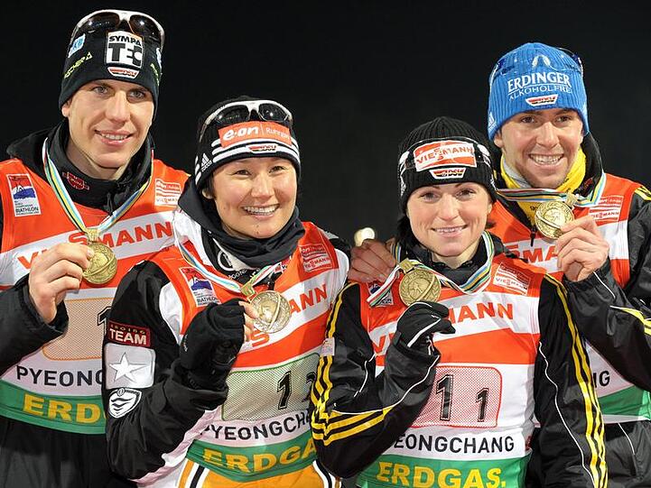 Präsentieren ihre Bronzemedaillen: Arnd Peiffer, Simone Hauswald, Andrea Henkel und Michael Greis (v.l.).