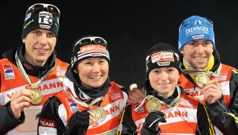 Präsentieren ihre Bronzemedaillen: Arnd Peiffer, Simone Hauswald, Andrea Henkel und Michael Greis (v.l.). Präsentieren ihre Bronzemedaillen: Arnd Peiffer, Simone Hauswald, Andrea Henkel und Michael Greis (v.l.).