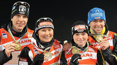 Präsentieren ihre Bronzemedaillen: Arnd Peiffer, Simone Hauswald, Andrea Henkel und Michael Greis (v.l.).