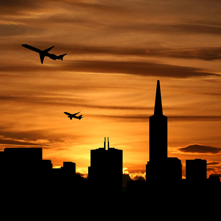 Zwei Maschinen &uuml;berfliegen die US-Metropole San Francisco und ein Wahrzeichen der Stadt: die Transamerica Pyramide.