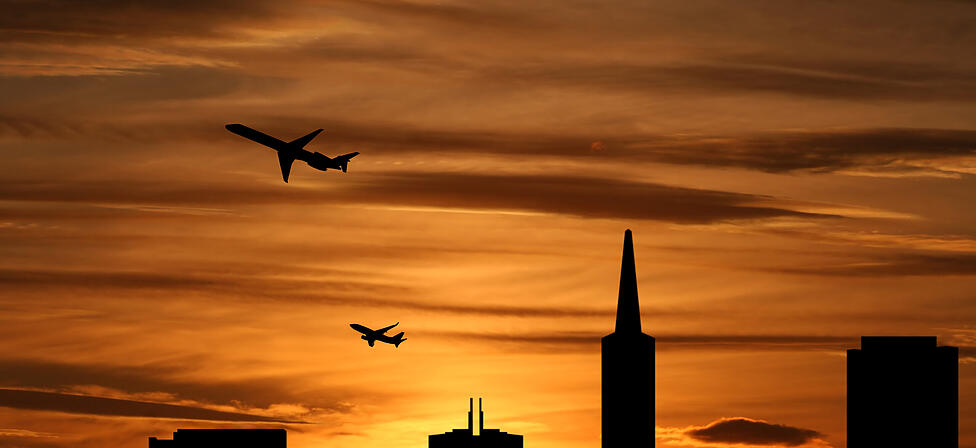 Zwei Maschinen &uuml;berfliegen die US-Metropole San Francisco und ein Wahrzeichen der Stadt: die Transamerica Pyramide.