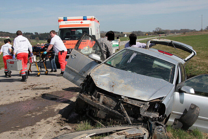 Schwerer Unfall bei Ziegelsham: Das Fahrzeug fuhr von Heldenstein in Richtung Schwindegg. Auf Höhe des Weilers Ziegelsham kam der Lenker nach Rechts von der Fahrbahn ab, steuerte dagegen und fuhr dann schließlich nach Links in den Bach wo sich das Fahrzeug überschlug und auf den Rädern wieder zum stehen kam. Drei Menschen wurden verletzt.