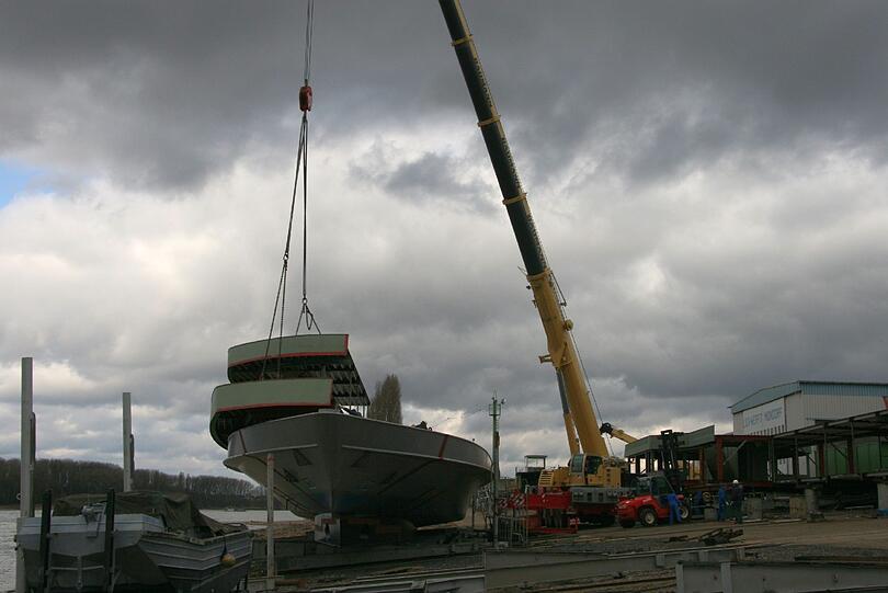 Da läuft noch alles nach Plan: Die Seeshaupt wird in der Lux-Werft für den Transport nach Bayern vorbereitet.
