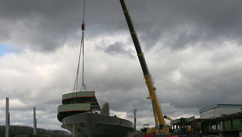 Da läuft noch alles nach Plan: Die Seeshaupt wird in der Lux-Werft für den Transport nach Bayern vorbereitet. Da läuft noch alles nach Plan: Die Seeshaupt wird in der Lux-Werft für den Transport nach Bayern vorbereitet.