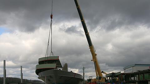 Da läuft noch alles nach Plan: Die Seeshaupt wird in der Lux-Werft für den Transport nach Bayern vorbereitet.