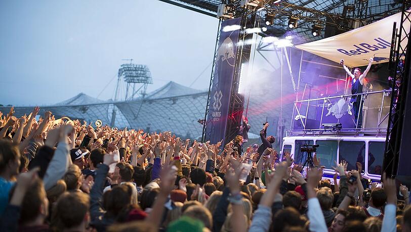 Wenn er auftritt, gehen die Arme der Fans nach oben: Macklemore bei den "X Games". Wenn er auftritt, gehen die Arme der Fans nach oben: Macklemore bei den "X Games".
