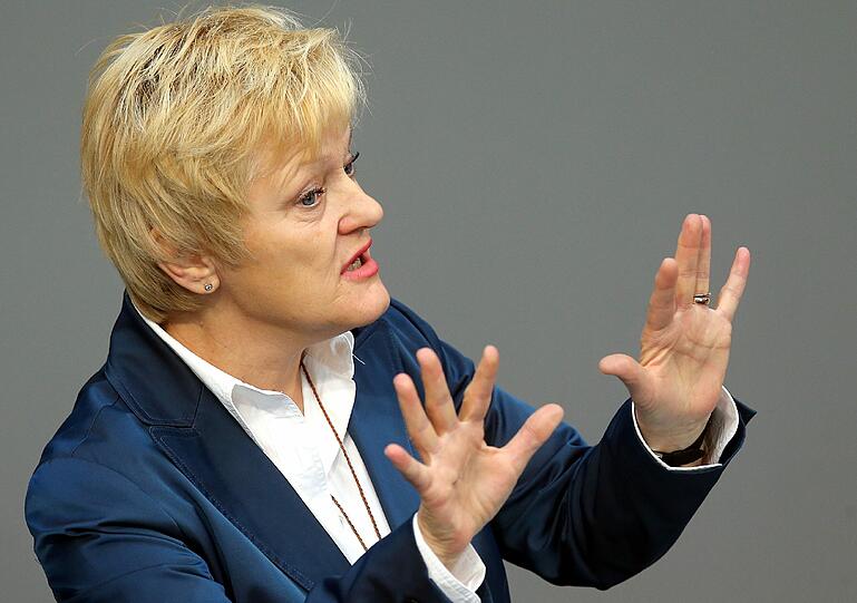 Renate Künast spricht während der Debatte um Sterbehilfe und Sterbebegleitung im Deutschen Bundestag.
