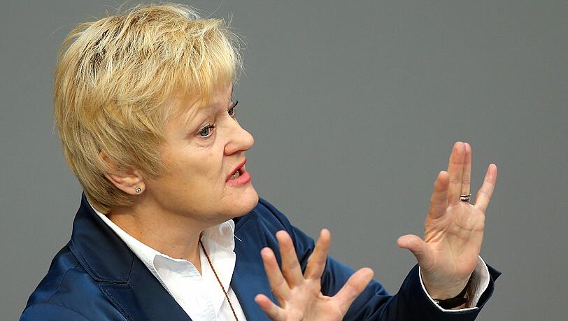 Renate Künast spricht während der Debatte um Sterbehilfe und Sterbebegleitung im Deutschen Bundestag. Renate Künast spricht während der Debatte um Sterbehilfe und Sterbebegleitung im Deutschen Bundestag.