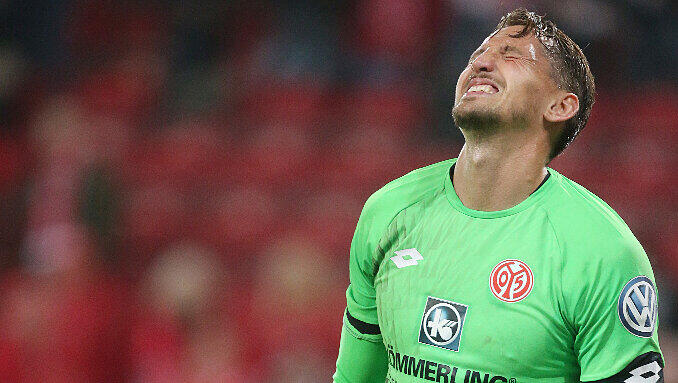 Schmerzhafte Angelegenheit: Der Mainzer Torwart René Adler wird im Pokalspiel gegen Holstein Kiel behandelt. Schmerzhafte Angelegenheit: Der Mainzer Torwart René Adler wird im Pokalspiel gegen Holstein Kiel behandelt.