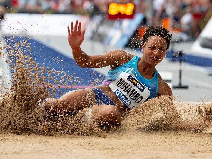 Europameisterin Malaika Mihambo hat in Berlin ihren dritten deutschen Meistertitel im Weitsprung gewonnen.