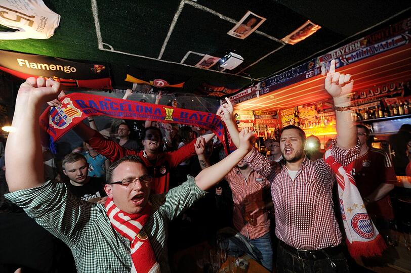 Ausgelassene Freude über den Finaleinzug in der Kneipe "Stadion an der Schleißheimer Straße"