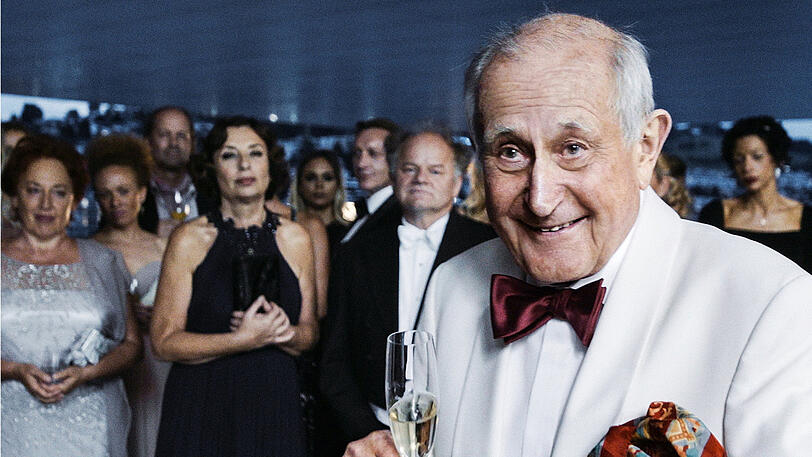 Walter Loving (Hans Hollmann) begrüßt in einer Szene des "Tatort: Die Musik stirbt zuletzt" die VIP-Gäste zum Benefizkonzert.