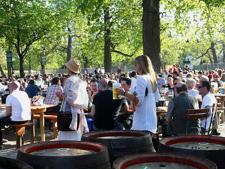 Gute Stimmung im Hirschgarten. Aber Anwohner fürchten den nächtlichen Lärm beim Fußball.