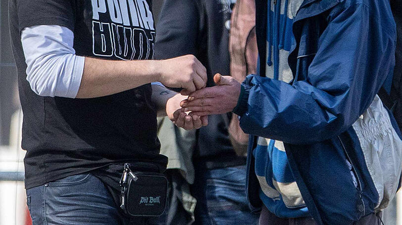 Die Polizisten haben den Drogendealer auf frischer Tat ertappt. (Archivbild)