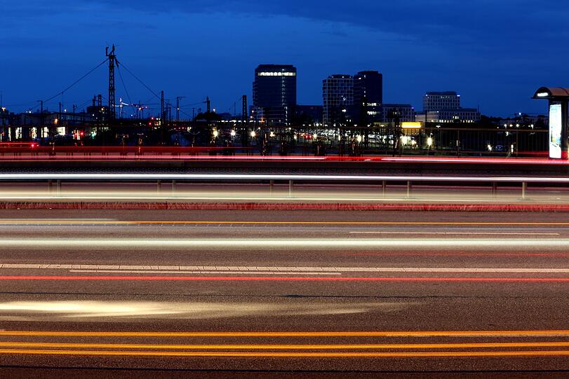 Die Lichtstreifen der Autos &ndash; kein Wunder, bei einer Langzeitbelichtung.