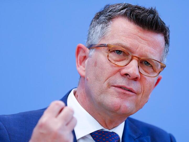 Peter Dabrock gestikuliert. Foto: Axel Schmidt/Reuters-Pool/dpa/Archivbild