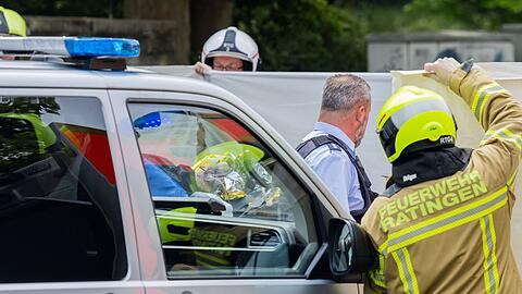 Bei einer Explosion in einem Hochhaus in Ratingen wurden mehrere Menschen schwer verletzt - darunter auch Einsatzkräfte der Feuerwehr und der Polizei.