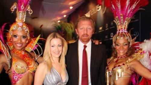 Farbenfrohes Spektakel: Boris Becker mit Moderatorin Andrea Kaiser und zwei Tänzerinnen. Farbenfrohes Spektakel: Boris Becker mit Moderatorin Andrea Kaiser und zwei Tänzerinnen.