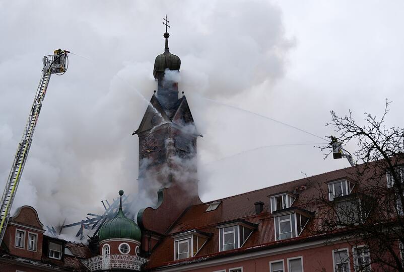 Bei einem Brand in einem Seniorenwohnheim sind sieben Menschen leicht verletzt worden.