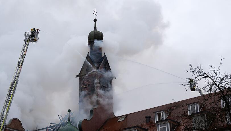 Bei einem Brand in einem Seniorenwohnheim sind sieben Menschen leicht verletzt worden. Bei einem Brand in einem Seniorenwohnheim sind sieben Menschen leicht verletzt worden.