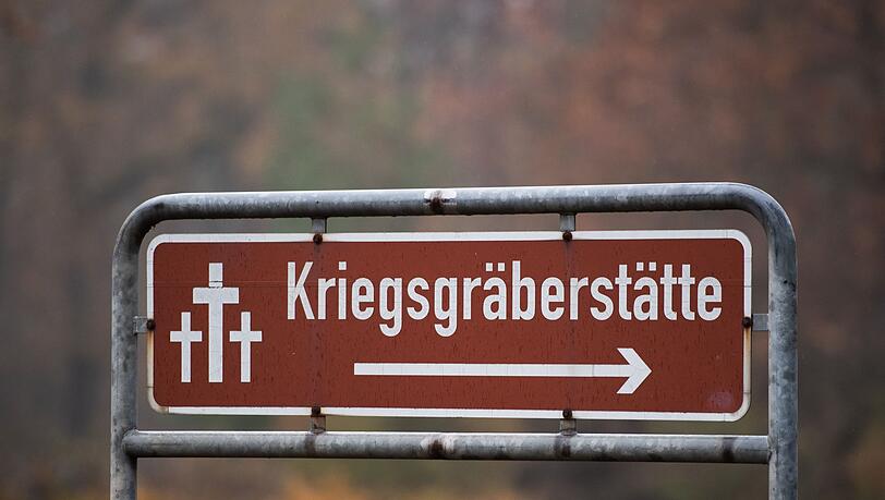 Laut Polizei wurden die Kerzen mutma&szlig;lich am sp&auml;ten Samstagabend auf der Kriegsgr&auml;berst&auml;tte platziert. (Symbolbild)