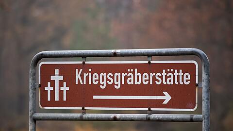 Laut Polizei wurden die Kerzen mutma&szlig;lich am sp&auml;ten Samstagabend auf der Kriegsgr&auml;berst&auml;tte platziert. (Symbolbild)