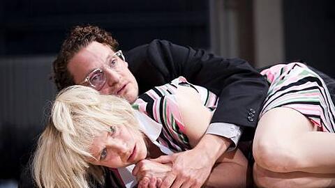 Dietmar (Felix Rech) hat sich bei ihrem missglücktem Apothekenüberfall in Paula (Juliane Köhler) verliebt. Aber sie hat große Angst, sich auf eine Beziehung einzulassen.