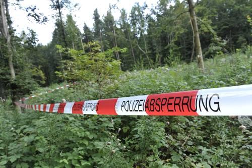 Nach ersten Erkenntnissen der Polizei wohnten Opfer und Täter in der Nähe des Tatorts