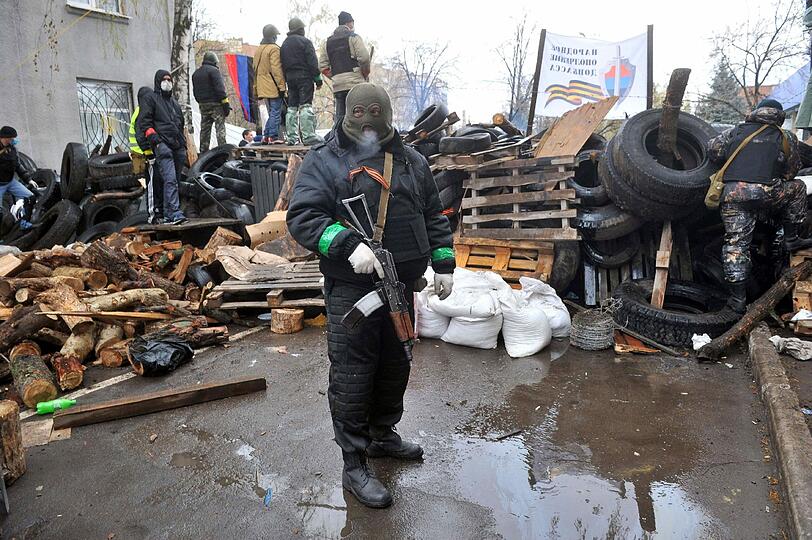 Pro-russische Kämpfer haben bei Slawjansk Barrikaden errichtet. Foto: ANATOLIY STEPANOV/AFP