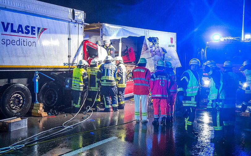 Lkw-Unfall auf der Autobahn A99 bei Haar nahe der Raststätte Vaterstetten: Der Fahrer des hinteren Lkw soll am Steuer eingeschlafen sein.