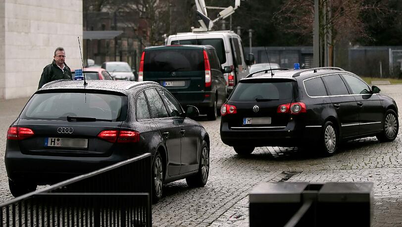 Zwei zivile Polizeifahrzeuge fahren am 16.01.2015 in den Bundesgerichtshof (BGH) in Karlsruhe (Baden-Württemberg). Dort soll ein Terrorverdächtiger, der am 15.01.2015 in Wolfsburg (Niedersachsen) verhaftet wurde, beim Haftrichter im Bundesgerichtshof vorgeführt werden. Zwei zivile Polizeifahrzeuge fahren am 16.01.2015 in den Bundesgerichtshof (BGH) in Karlsruhe (Baden-Württemberg). Dort soll ein Terrorverdächtiger, der am 15.01.2015 in Wolfsburg (Niedersachsen) verhaftet wurde, beim Haftrichter im Bundesgerichtshof vorgeführt werden.